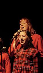 Projekt Musik macht Welt/Foto: Esther Kaiser Studentinnen singen mit zwei Schülerinnen