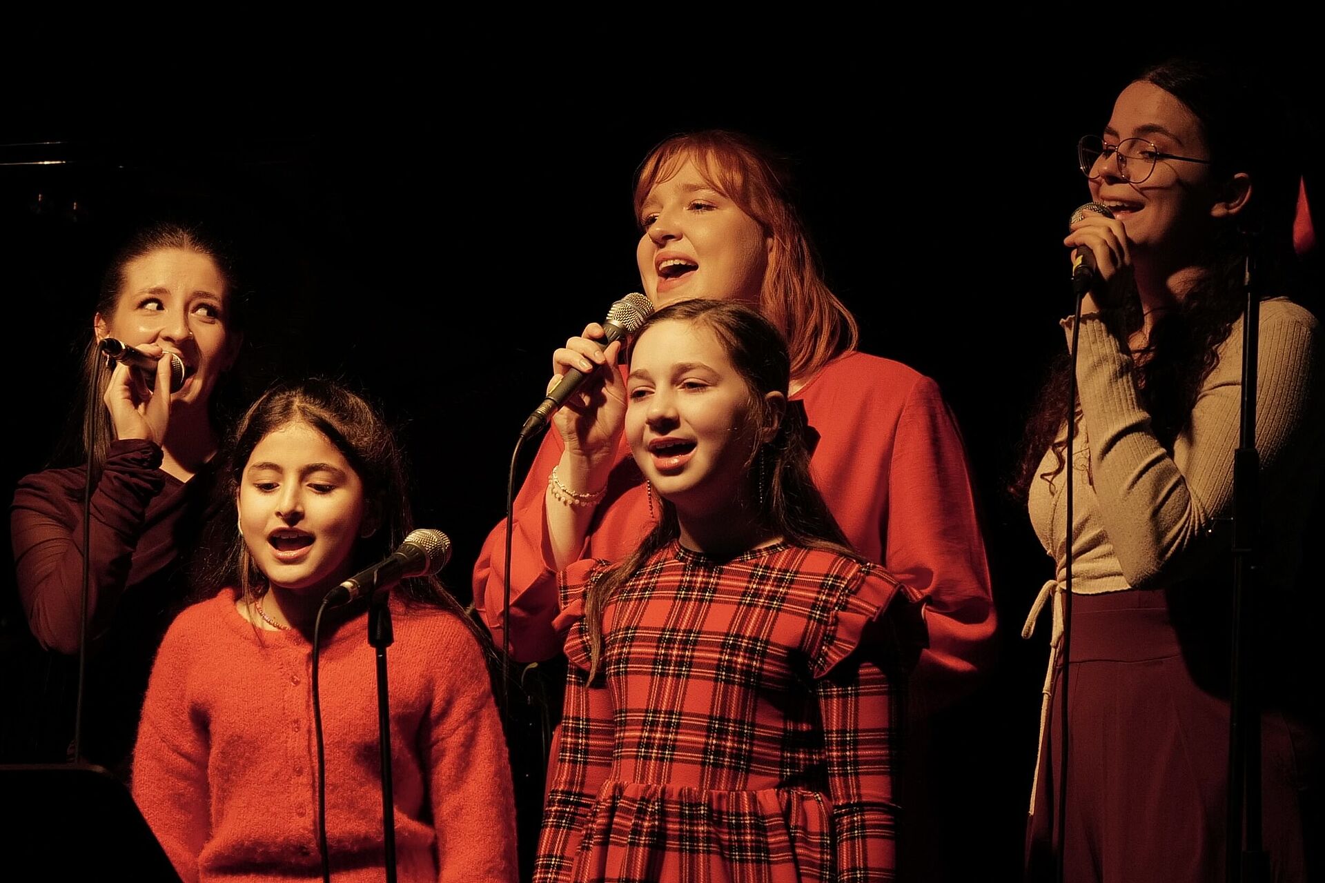 Projekt Musik macht Welt/Foto: Esther Kaiser Studentinnen singen mit zwei Schülerinnen