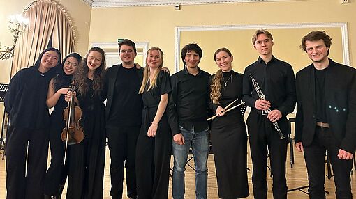Die Dresdner Gruppe nach dem Konzert: Jessie Chen, Shuyu Hsieh, Tereza Horáková, Alexandros Voutyras, Julia Starczewska, Amílcar Baeza Reyes, Anna Makarenko, Samuel Dietze, Nicolas Kuhn/Foto: Tomas Terekas