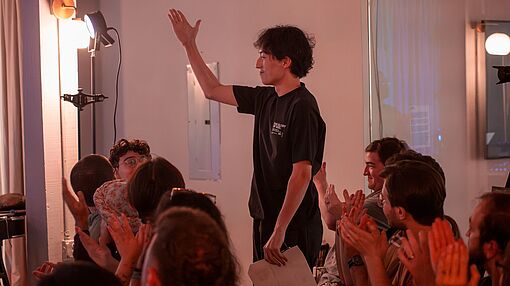 Youshin Gim wird vom Publikum beklatscht