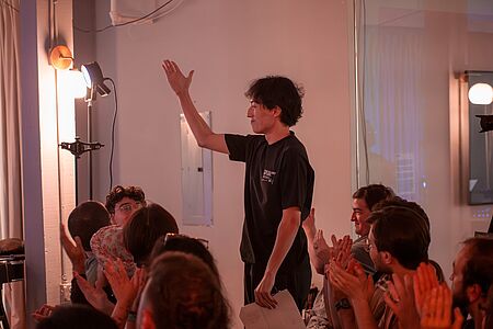 Youshin Gim wird vom Publikum beklatscht
