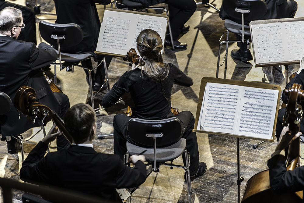 Das Philharmonische Kammerorchester und Studierende im Konzert/Foto: Marcus Lieder