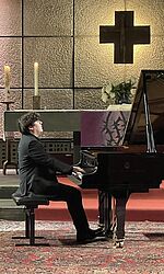 Kai Long Breker bei der Konzertreise in der Epiphanias Kirche Mannheim/Foto: Aleksandra Mikulska Kai Long Breker spielt Klavier in einer Kirche