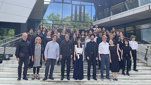 Das Team und die Schülerinnen der Schüler der Sommerakademie Youth auf der Treppe vor dem Konzertsaal
