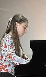 Vera Nikulina spielt Klavier