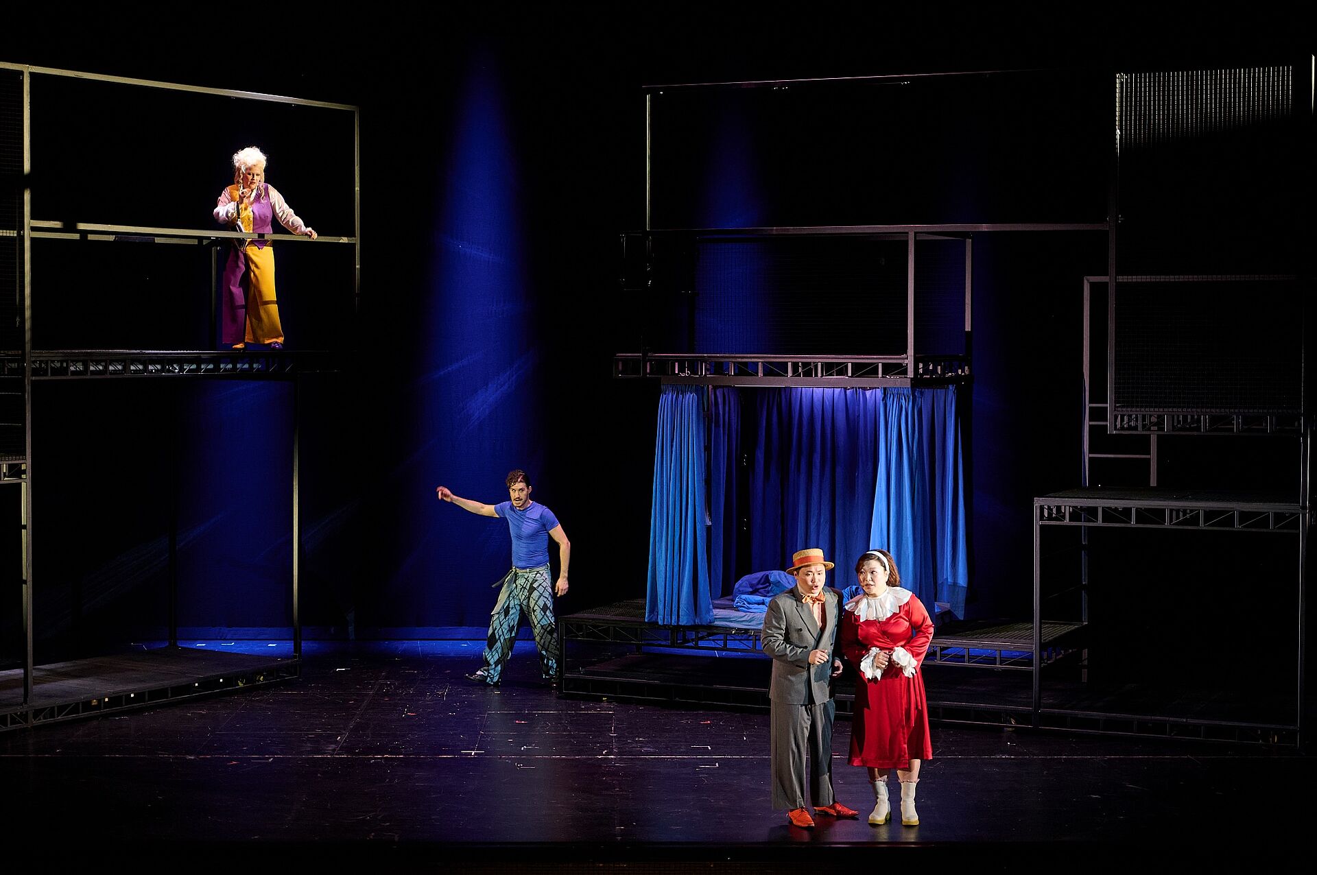 DON GIOVANNI: Lisa Trentmann (Donna Elvira, oben), (v.l.n.r.) Gerrit Illenberger (Don Giovanni), Kota Katsuyama (Don Ottavio), Hanna Park (Donna Anna)/Foto: Stephan Floss Szenembild der Produktion DON GIOVANNI