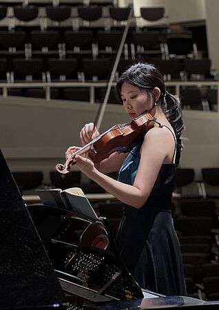 Reum Yeo spielt Geige im Konzertsaal