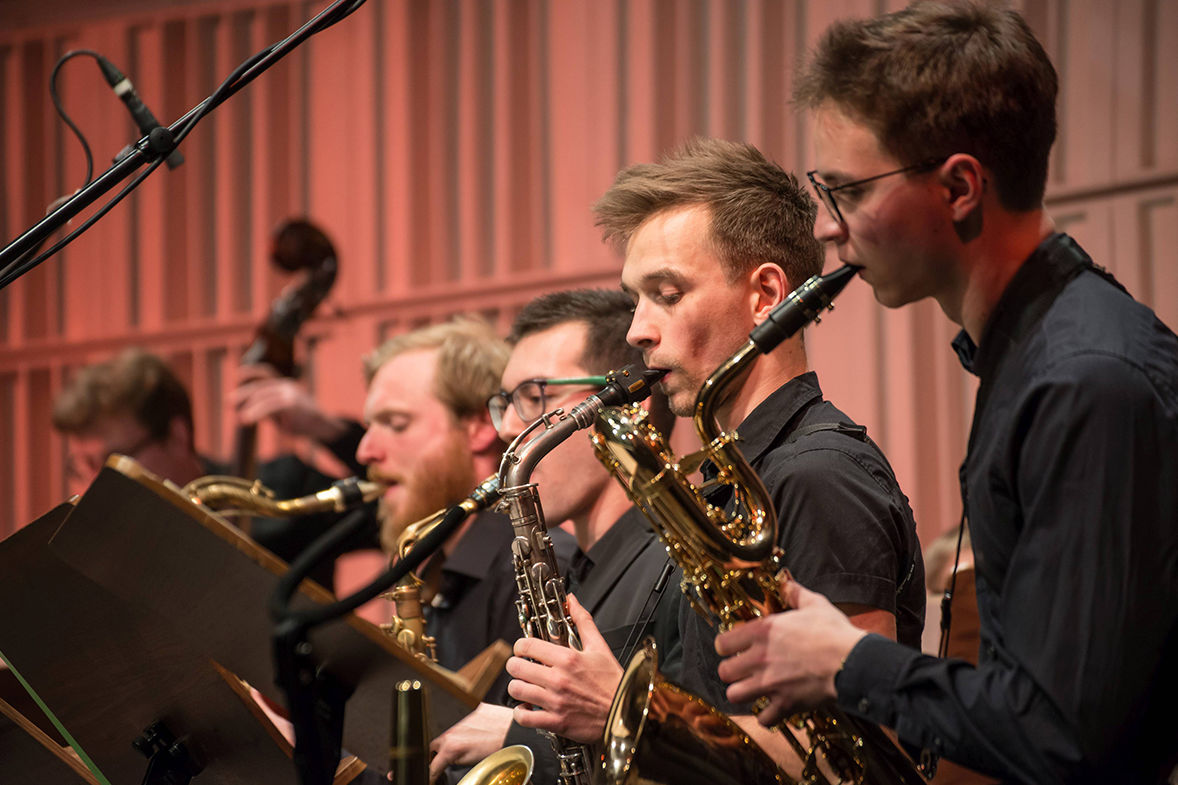 Saxophonisten des hfmdd jazz orchestra/Foto: Marcus Lieder