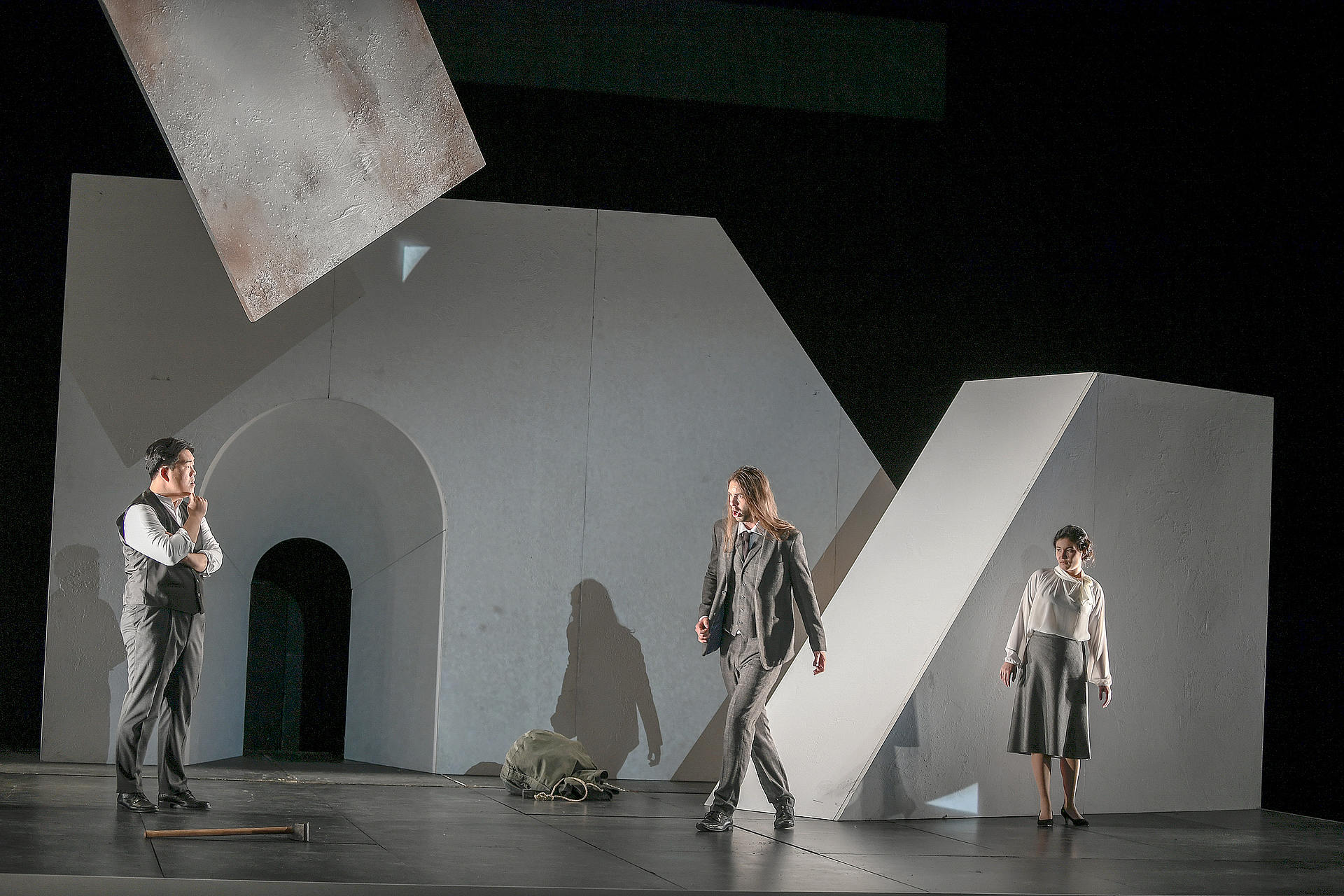 Seungjin Park als Son beau-père, Konrad Furian als Le matelot und Mariko Lepage als Sa femme, Foto: Sebastian Hoppe