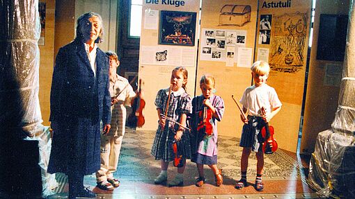 Kinder mit Doris Böhme/Foto: Archiv HfMDD