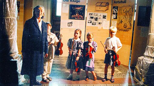Kinder mit Doris Böhme/Foto: Archiv HfMDD