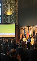 Applaus nach dem Auftritt in der Staatskanzlei