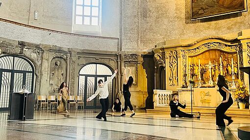 Rhythmik-Studierende tanzen in de Frauenkirche