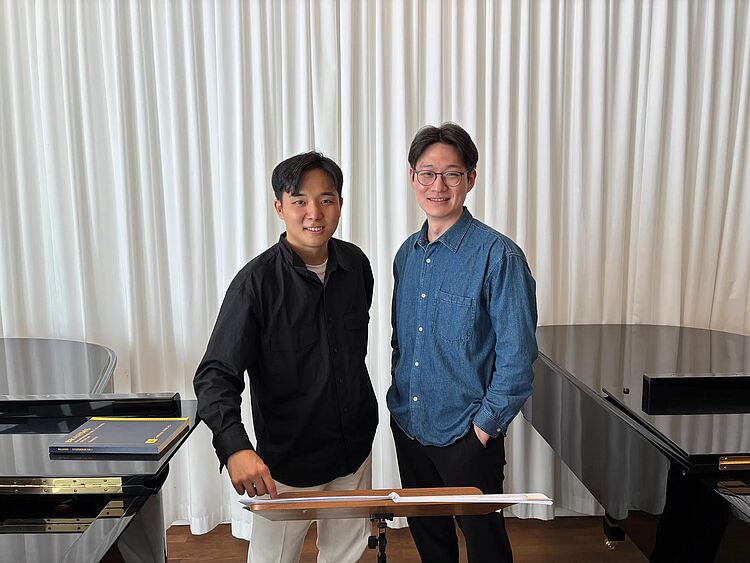Die Dongjun Lee (links) und Sungjin Kim zwischen zwei Klavieren, to the current article
