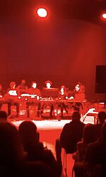 Auftritt mit MELIK-Gruppe/Foto: Leo Zschorlich Konzert mit roter Beleuchtung