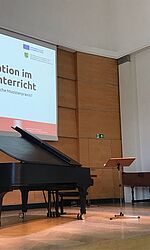 Jonas Brinckmann hält einen Vortrag