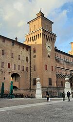 Franziska Lamers in Ferrara 2021/22 - Das Castello Estense, was einem beim Ankommen in der Stadt begrüßt/Foto:Franziska Lamers