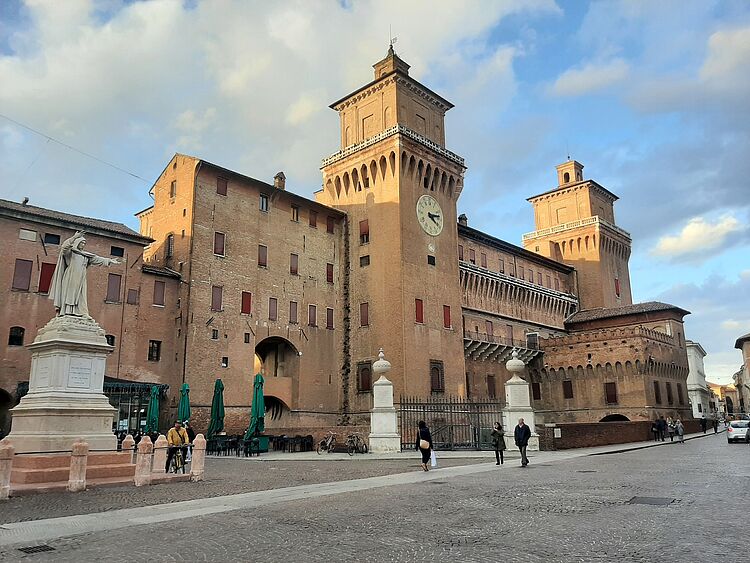 Franziska Lamers in Ferrara 2021/22 - Das Castello Estense, was einem beim Ankommen in der Stadt begrüßt/Foto:Franziska Lamers