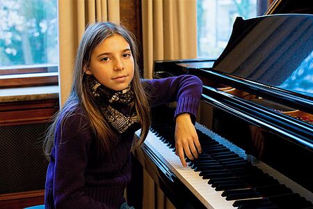 Vera Anna Nikulina/Foto: privat Vera Anna Nikulina an einem Klavier