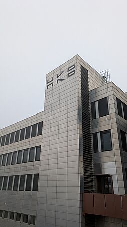 Hochschule der Künste Bern Ostermundigenstrasse 103/Foto: Julius von Lorentz Das Gebäude der Hochschule der Künste Bern in der Ostermundigenstrasse 103 vor grauem Himmel