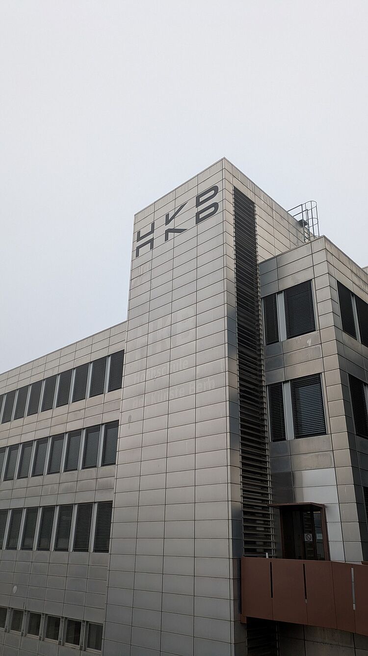 Hochschule der Künste Bern Ostermundigenstrasse 103/Foto: Julius von Lorentz Das Gebäude der Hochschule der Künste Bern in der Ostermundigenstrasse 103 vor grauem Himmel, to the current article