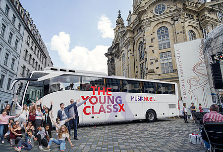 Kinder vor dem MusikMobil-Bus an der Dresdner Frauenkirche/Foto: Michael Schmidt