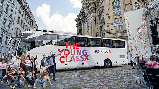 Kinder vor dem MusikMobil-Bus an der Dresdner Frauenkirche/Foto: Michael Schmidt