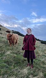 Birmingham: Wochenendausflug nach Schottland zu den Highland Cows/Foto: Clara Schina Die Studentin Clara Schina neben einer Highland Cow