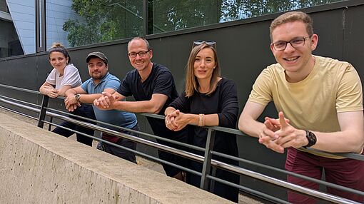 Lehramtsstudierende mit ihrer Dozentin vor der Hochschule