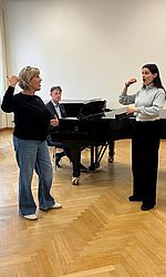 Pia-Marie Nilsson arbeitet mit den Studierenden