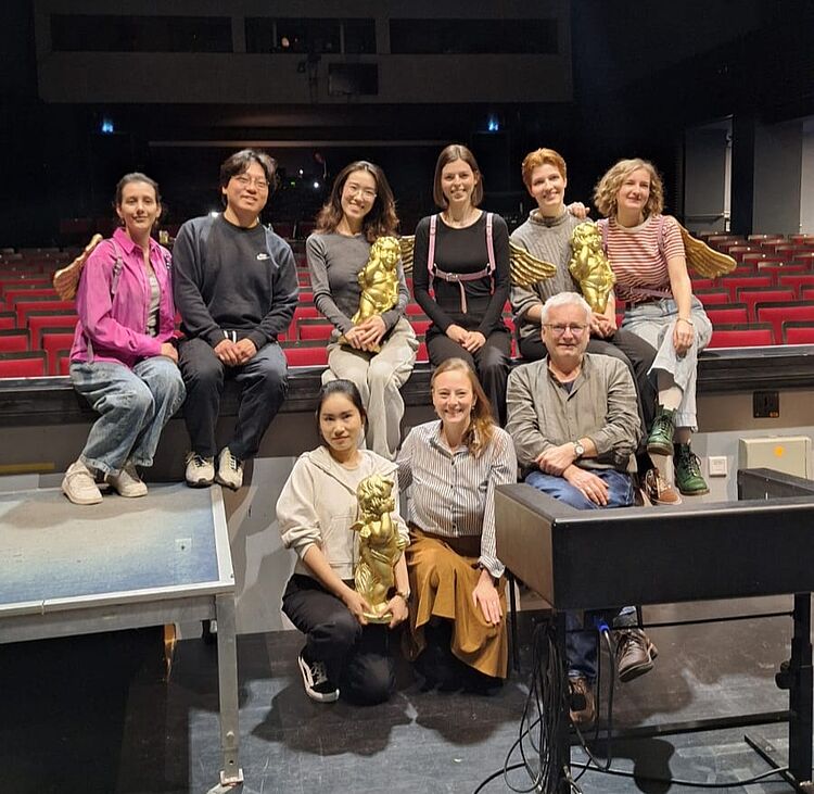 Studierende und eine Absolventin der HfM Dresden bei der Probe der Zauberflöte, to the current article