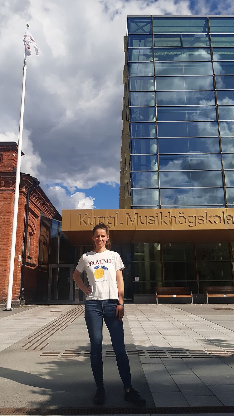 Luise Pippig vor der Kungliga Musikhögskolan Stockholm/Foto: Luise Pippig Die Studentin Luise Pippig vor de Partnehochschule Kungliga Musikhögskolan Stockholm, zum Aktuelles-Beitrag