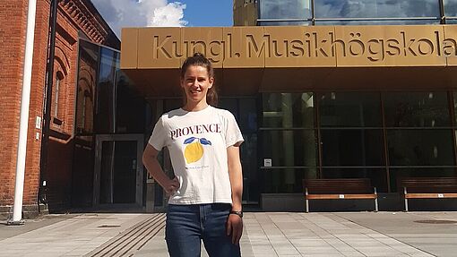 Die Studentin Luise Pippig vor de Partnehochschule Kungliga Musikhögskolan Stockholm