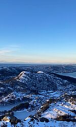 Ausblick vom Løvstakken im Winter Bergen/Foto: Malte Pick Schneebedeckte Berge bei blauen Himmel