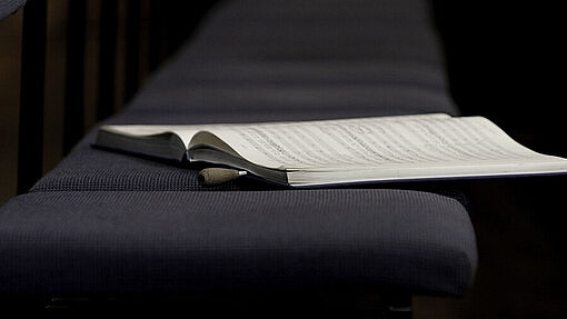 Noten und Dirigierstab/Foto: Christian Debus