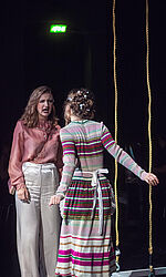 Galoschenoper 2022 A: Polly Peachum (Clara Bergert), Lucy Lockit (Nadja Noack)/Foto: Marlene Lorenz