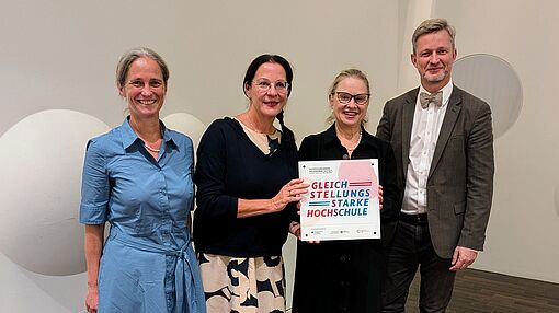 Verleihung der Plaktte "Gleichstellungsstarke Hochschule": (v.l.n.r.) Dr. Annette Steinich, Eileen Mühlbach, Prof. Claudia Schmidt-Krahmer, Dr. Andreas Handschuh/Foto: Stefanie Pilz