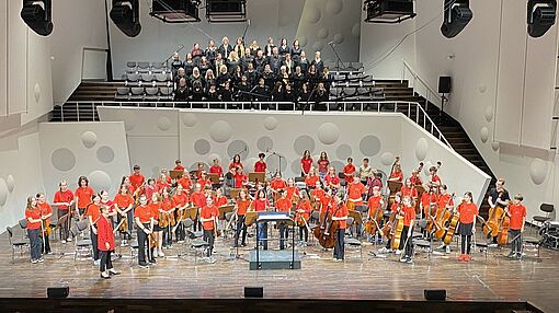 Konzert des Musikschulorchesters die "Bogenschützen" mit den Konzertchor "Let's Sing"/Foto: Justus Wolf