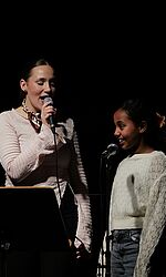 Projekt Musik macht Welt/Foto: Esther Kaiser Studentin singt mit Schülerin