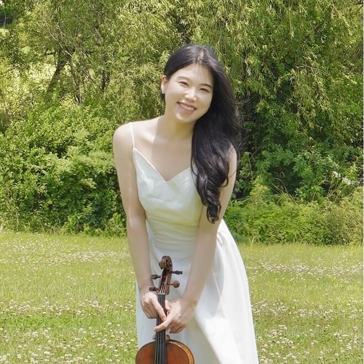 Goeun Park/Foto: privat Goeun Park mit Viola auf einer grünen Wiese, zum Aktuelles-Beitrag