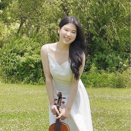 Goeun Park mit Viola auf einer grünen Wiese