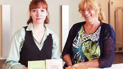 Buchspende Verlag Opernmouth: Martha Benkendorf (links), Petra Sprenger/ Foto: privat
