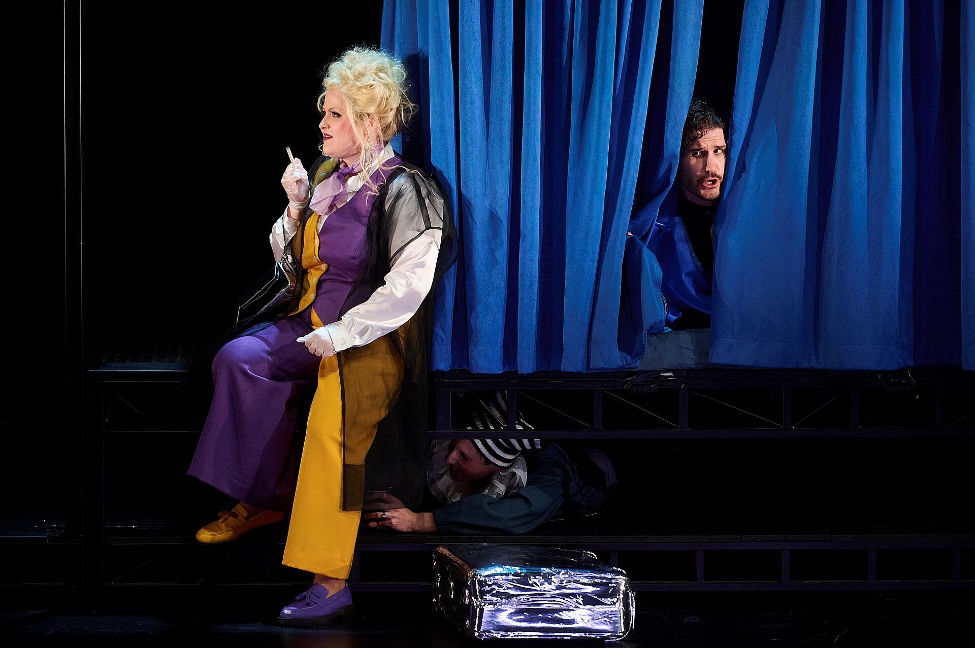 DON GIOVANNI: Lisa Trentmann (Donna Elvira), Alexander Rampp (Leporello), Gerrit Illenberger (Don Giovanni)/Foto: Stephan Floss Szenenbild der Opernproduktion DON GIOVANNI