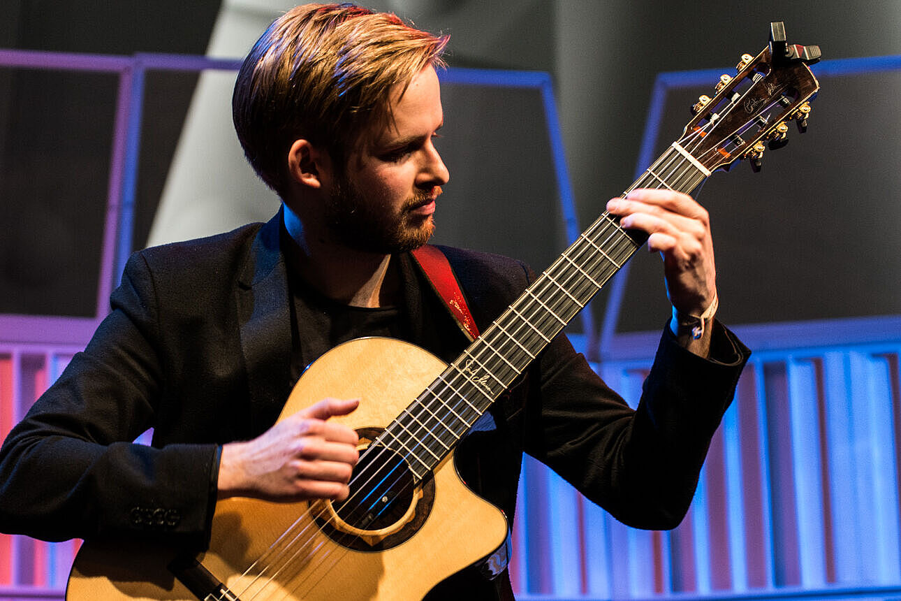 Sönke Meinen an der Gitarre im Konzert