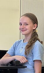 Viktoria Shuliak lehnt am Klavier und lächelt