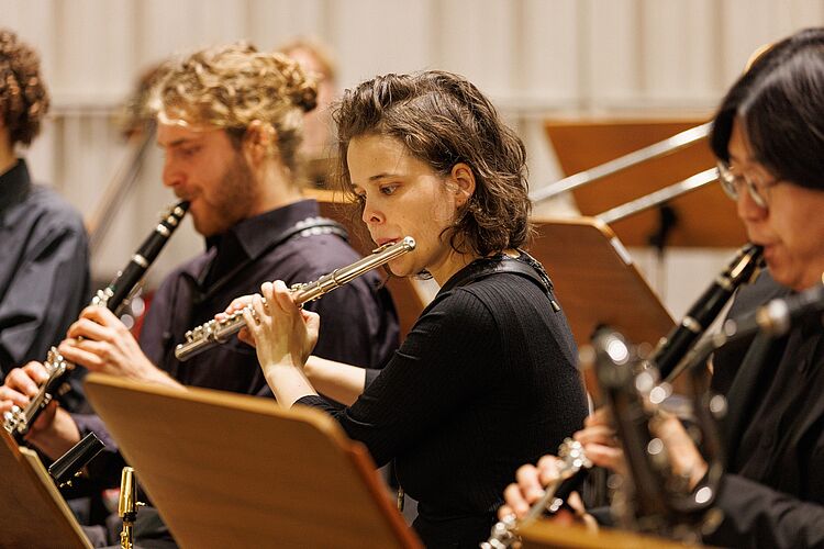 Bläser*innen des hfmdd jazz orchestras im Konzertsaal, zum Aktuelles-Beitrag