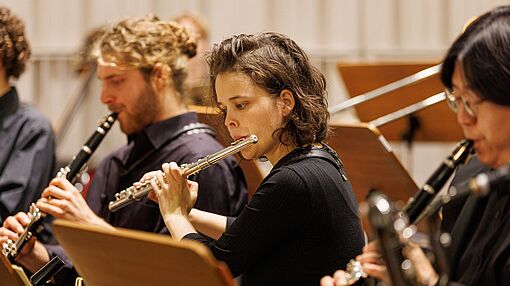 Bläser*innen des hfmdd jazz orchestras im Konzertsaal