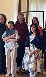 Schüler*innen erhielten einen Meisterkurs mit Prof.in Sontraud Speidel aus Karlsruhe (links)/Foto: Aleksandra Mikulska Gruppenbild der Schüler*innen, die den Meisterkurs bei Prof.in Sontraud Speidel besucht haben