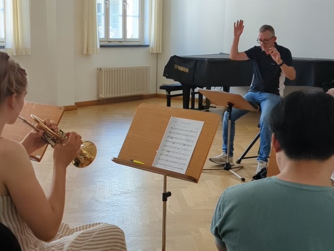 Meisterkurs mit Prof. Steven Verhaert/Foto: Stefanie Pilz Probe im Seminarraum mit Blechblas-Ensemble