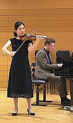 Jungyeon Kim spielt Violine und wird von Edgar Wiersocki am Klavier begleitet